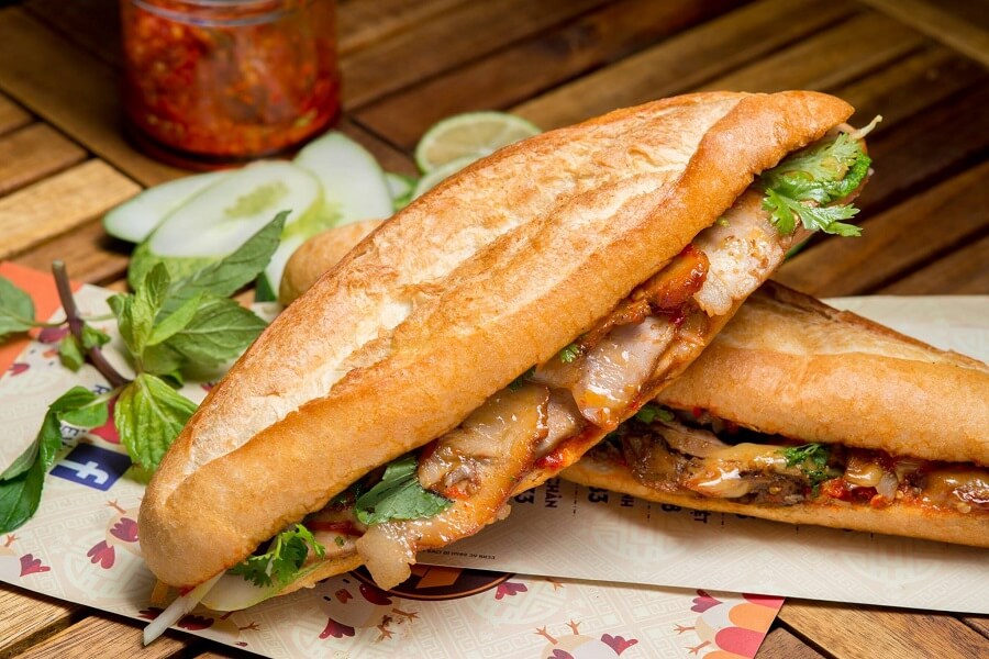 sang an banh mi co khong